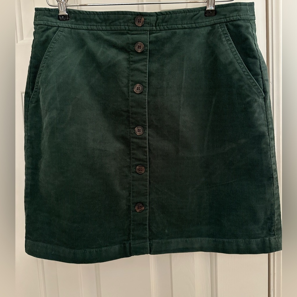 J Crew Corduroy, Green, Mini Skirt
Sz 8
Excellent Condition